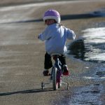 女の子が自転車に乗る